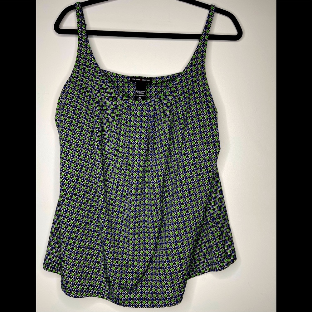 New York & Company flattering patterned top, XL